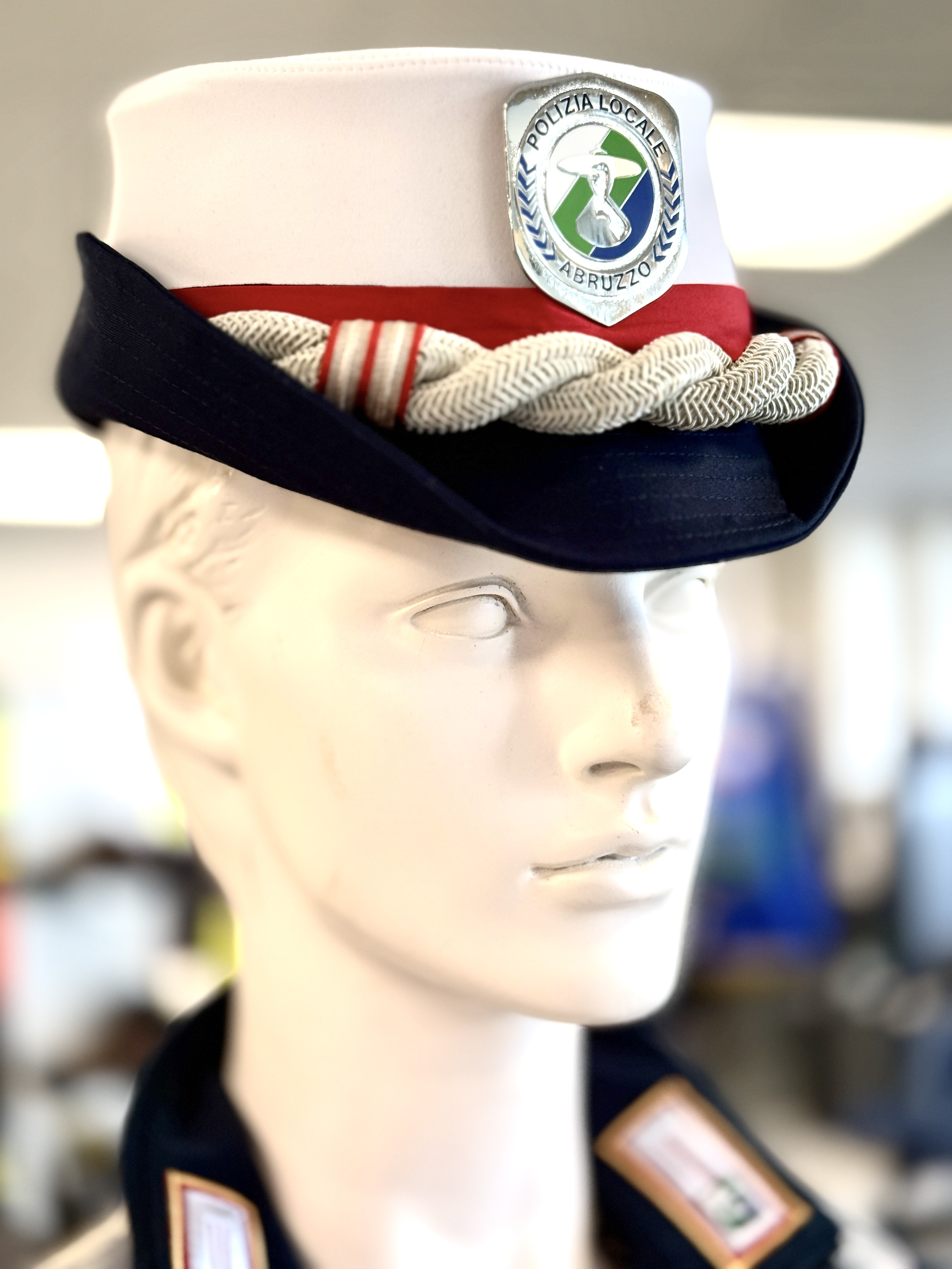 Berretto Regrigiwear marrone lavorato a coste con risvolto e patch
